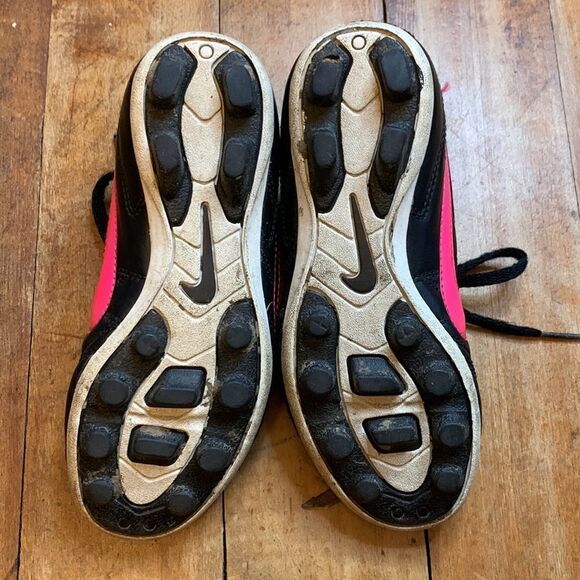 Nike soccer cleats size 12 black pink Spring Sports Activewear - Picture 2 of 4